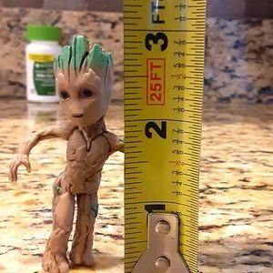 Groot 3 inches hip to side